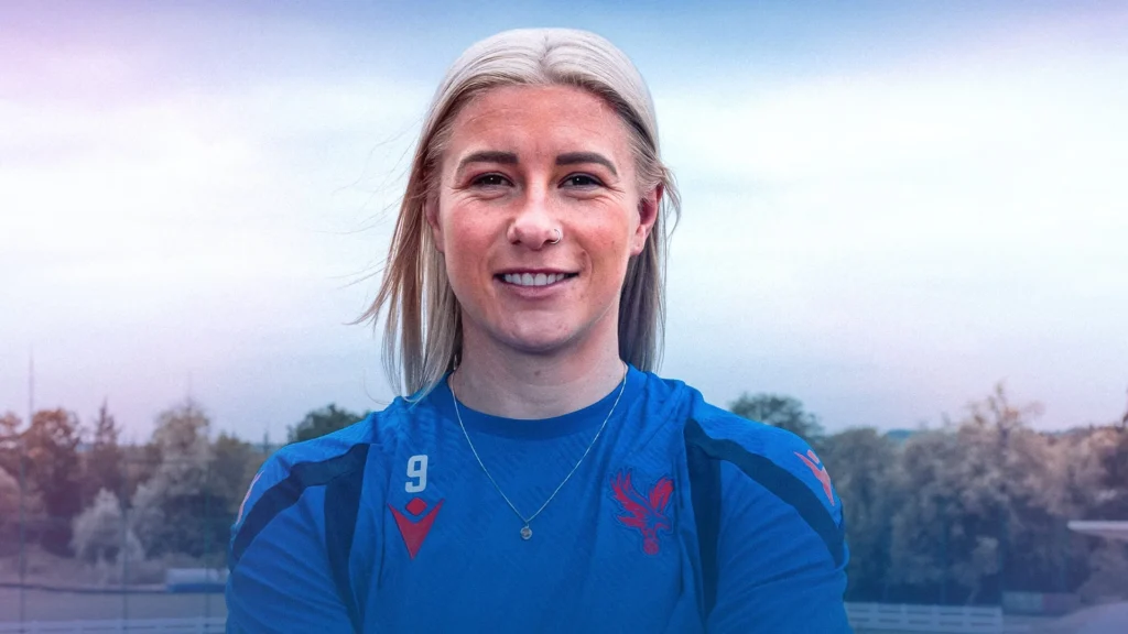 Bethany England in Crystal Palace training top